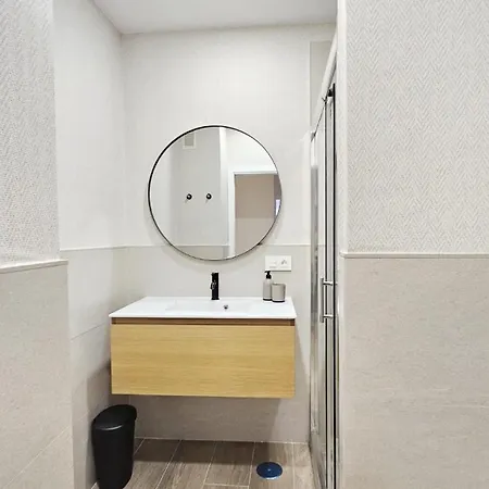 Brand New Center Apartment *